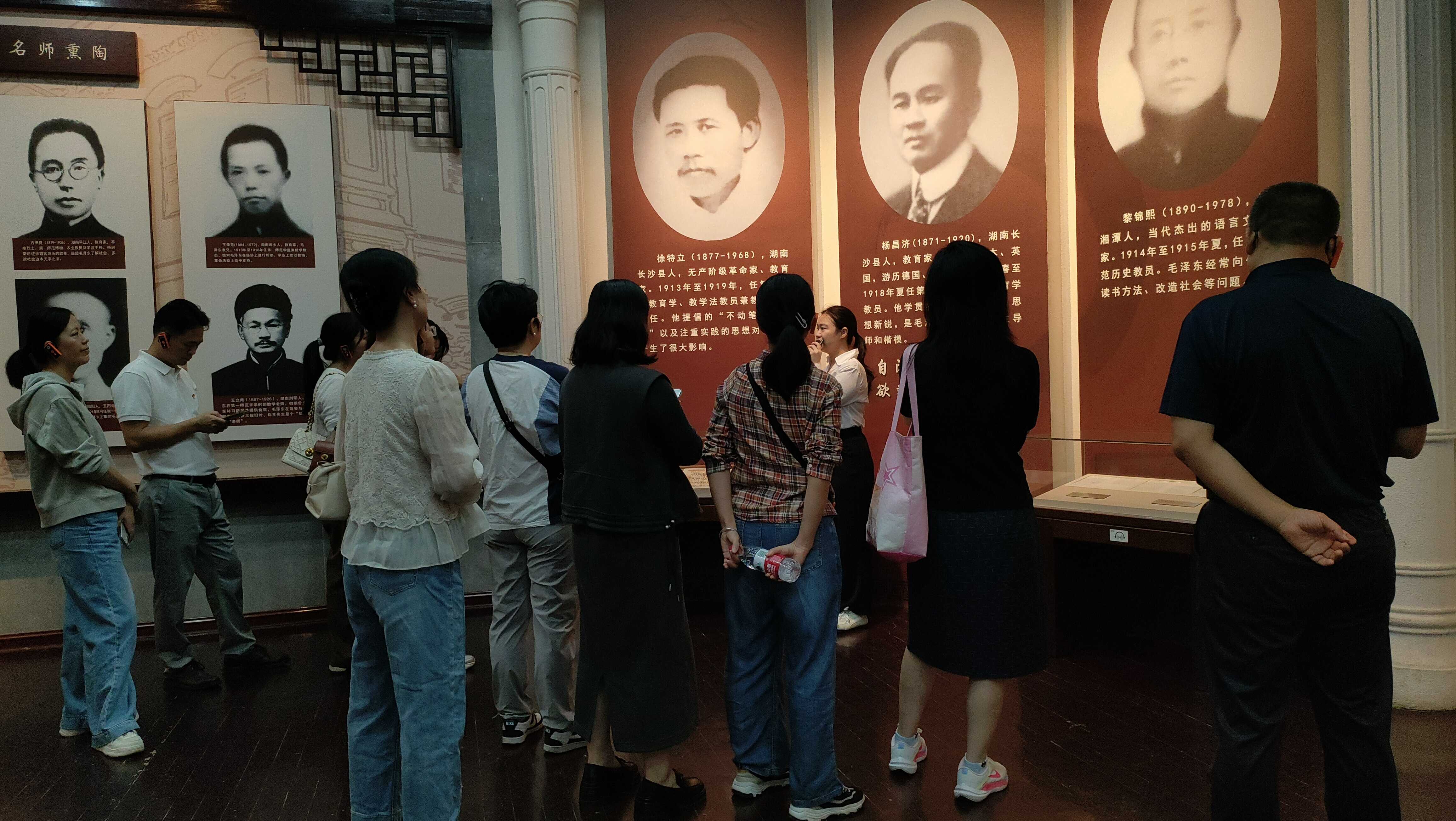 图1毛泽东与第一师范纪念馆馆内参观.jpg