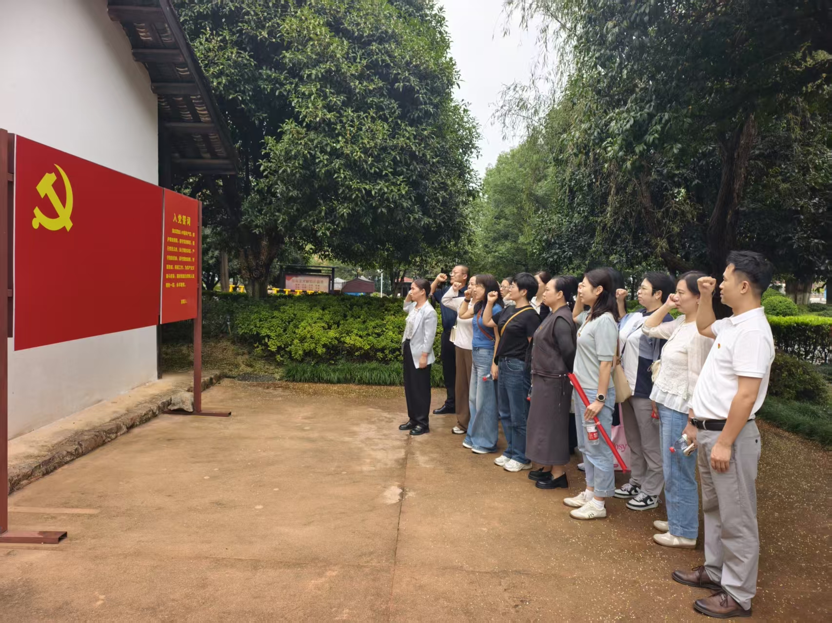图3重温入党誓词.jpg